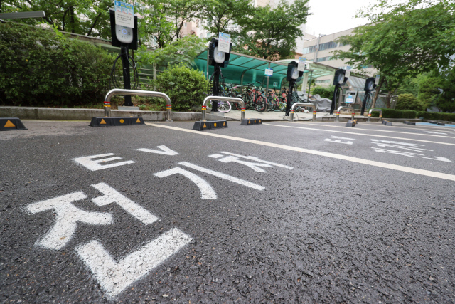 경기도 안양시 한 아파트 단지 지상 주차장에 전기차 충전시설이 설치돼 있다. <연합뉴스>